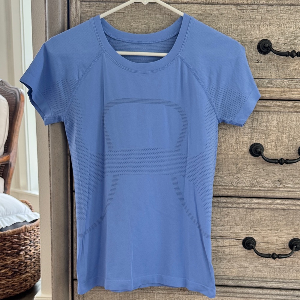 LULULEMON~Size 6~EUC~Swiftly Tech Short Sleeve Shirt~Blue